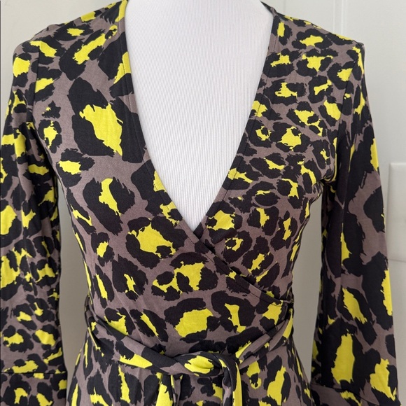 DVF Diane Von Furstenberg JEANNE Silk Jersey Wrap Dress Snow Leopard Grey Size 4 - Picture 11 of 13